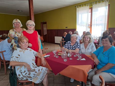 Seniori na kultúrnom podujatí v dennom centre