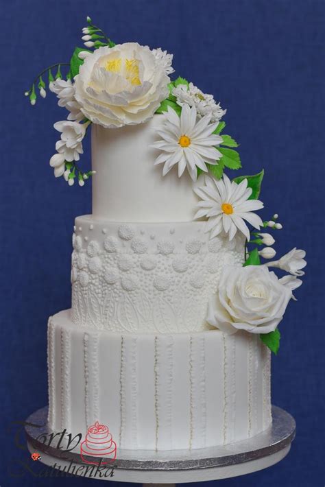 Torta zdobená drobnými ružovými cukrovými kvietkami po obvode
