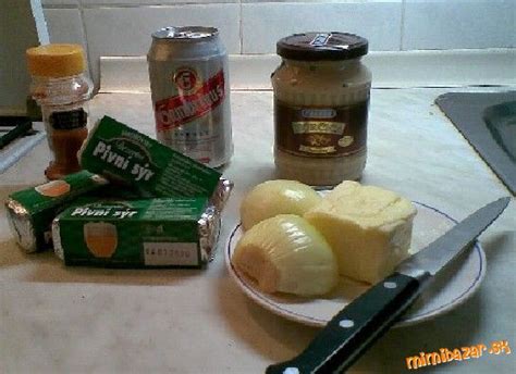 Ingrediencie na pikantnú nátierku z pivného syra