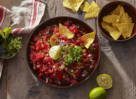 Čerstvá paradajková salsa s koriandrom a limetkou