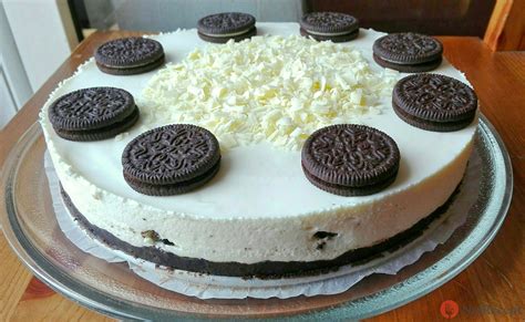 Hotový cheesecake pripravený na servírovanie