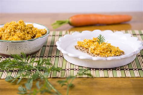 Mrkvová tofu nátierka s pečivom a zeleninou