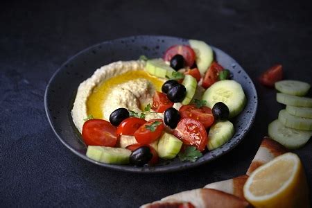Údený tofu hummus s čerstvou zeleninou