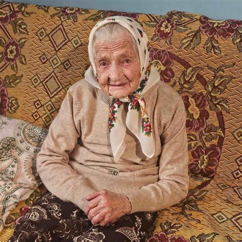 Pani Anna Jajcayová pri hlinenej peci