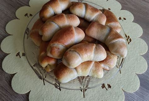 Hotové tvarohovo-pudingové rožky na tanieri
