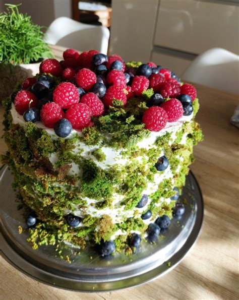 Zelená machová torta s lesnými plodmi