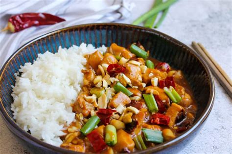 Kuracie Kung Pao na tanieri s ryžou