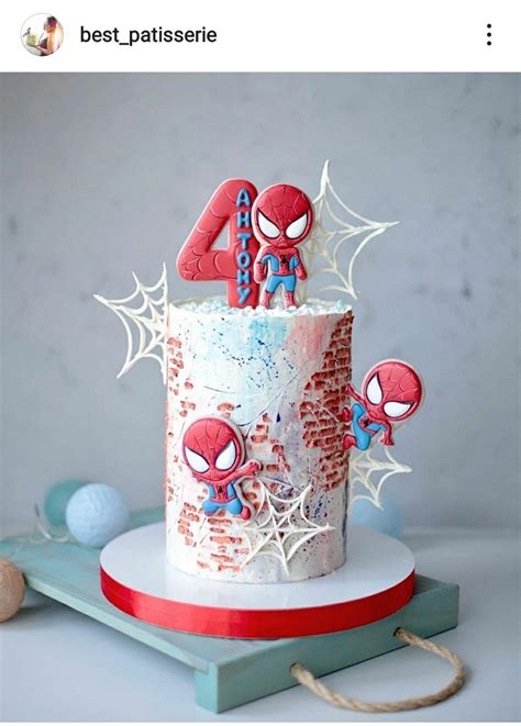 Hotová Spiderman torta s dekoráciami