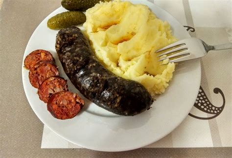 Servírovanie údených klobás so zemiakovou kašou