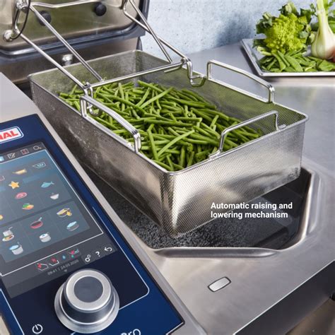 Detailný pohľad na dotykový displej multifunkčnej panvice RATIONAL iVario Pro