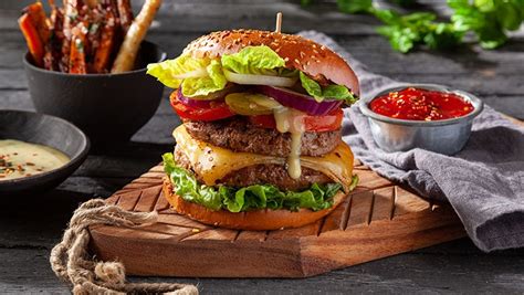Hotový, šťavnatý hamburger pripravený na konzumáciu