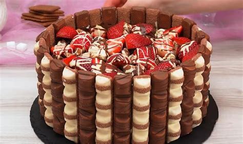 Kinder torta obložená čokoládovými tyčinkami