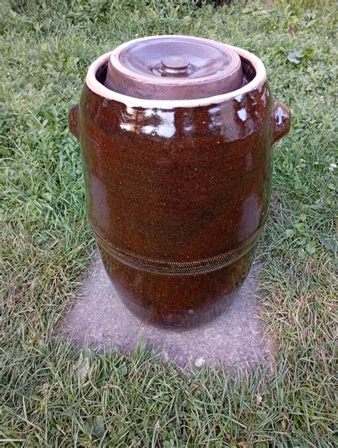 Rôzne veľkosti keramických sudov na kapustu