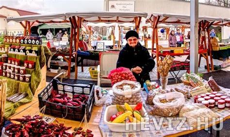 Miestny trh v Trogire s ponukou olivového oleja