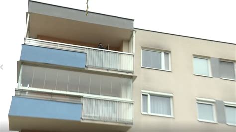 Rodina griluje na balkóne bytového domu