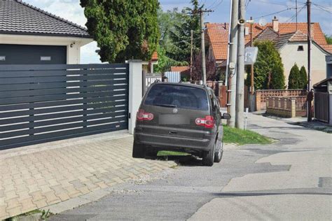Policajné auto pred bytovým domom