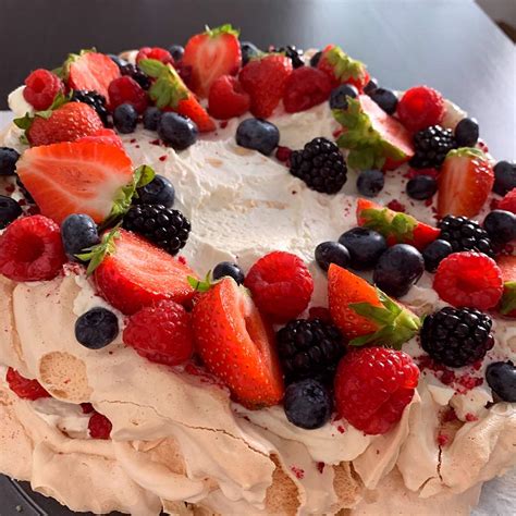Hotová Pavlova torta s ovocím
