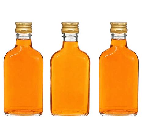 fľaša likéru Goldwasser so zlatými vločkami