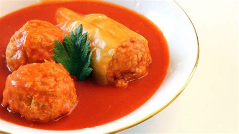 Tradičná plnená paprika s paradajkovou omáčkou a guľkami