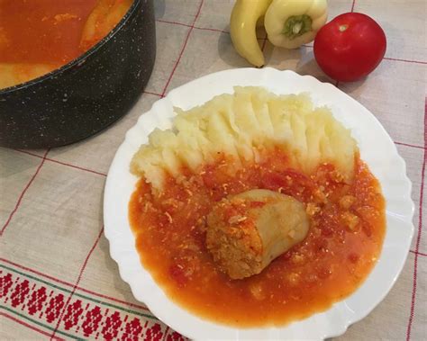 Hotová plnená paprika s zemiakovou kašou a čerstvými bylinkami