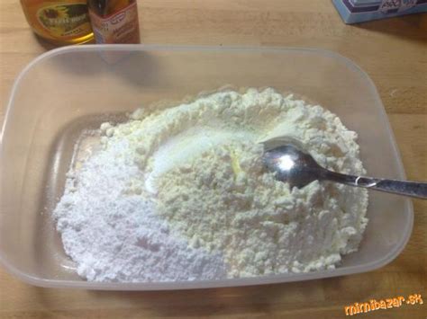 Ingrediencie na falošný marcipán zo sušeného mlieka