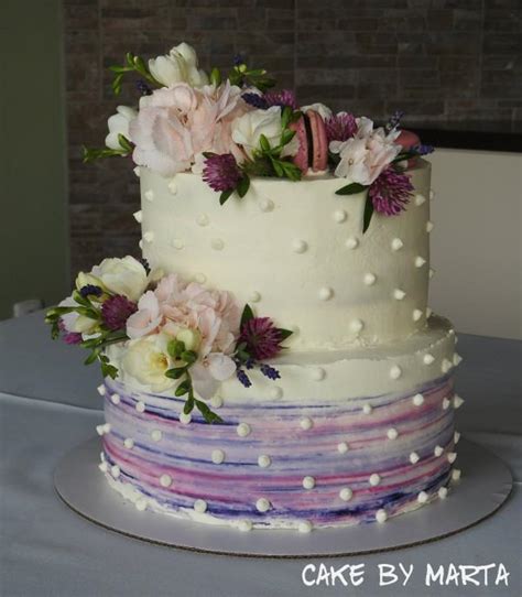 Torta zdobená maslovým krémom a jedlými kvetmi