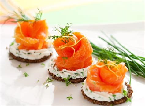 Crostini s lososom, krémovým syrom a chrenom.