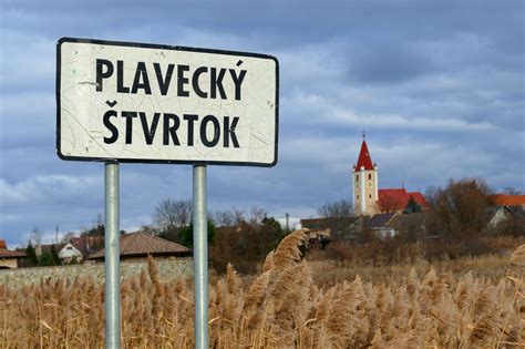 Pohľad na obec Plavecký Štvrtok a okolité lesy