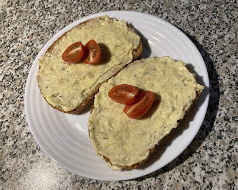 Hotová cuketová nátierka s hermelínom na hriankach