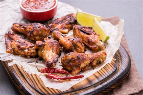 Hotové grilované krídelká s omáčkou Sriracha
