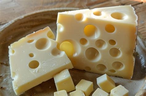 Ementál s typickými dierami