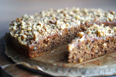 hotový jablkovo-orechový koláč posypaný práškovým cukrom