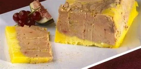 Terina z foie gras s toastom a omáčkou