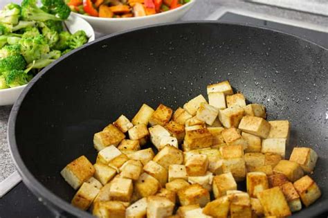 Zlatohnedé chrumkavé tofu na panvici