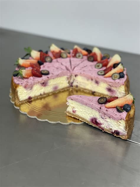 Svieži nepečený cheesecake s lesným ovocím