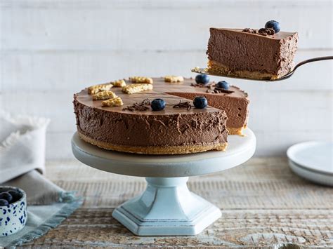 Nepečený cheesecake zdobený čerstvým ovocím a želé