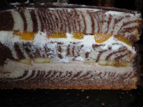 Mramorová torta s ovocím a gumovými medvedíkmi