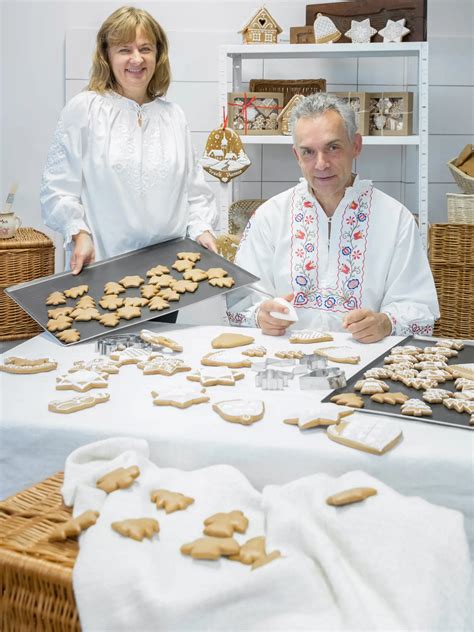 Deti zdobia medovníky