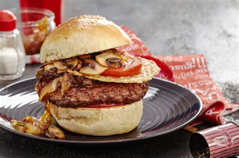 Hotový burger s plesňovým syrom a karamelizovanou cibuľkou