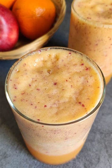 Hotové pomarančové smoothie s jablkom v pohári