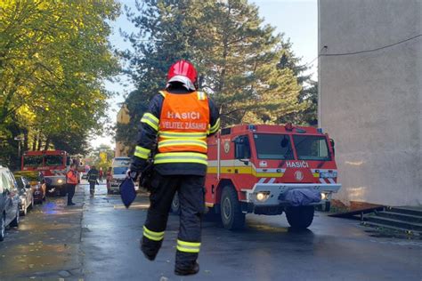 Zásah hasičov pri požiari v obci Hubová (archívne zábery)