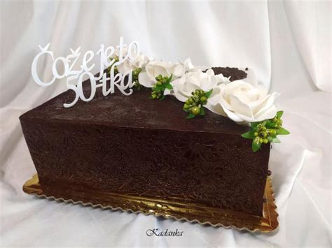 Detail čokoládovo-orieškovej torty