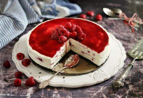 Malinová torta s mascarpone a ovocným vodopádom