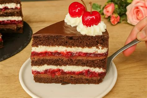 Hotová čokoládová torta s čerešňami