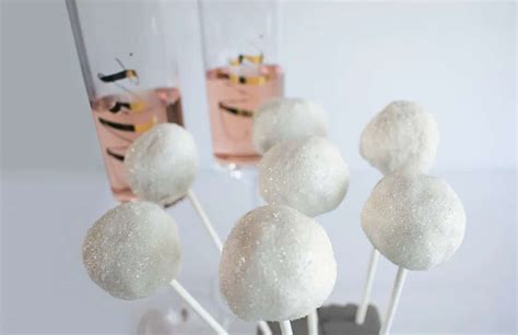 Rôzne zdobené cake pops na paličkách