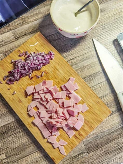 Opečená cibuľa a šunka na panvici