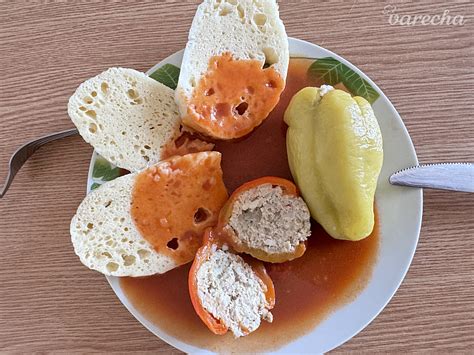 Servírovaná plnená paprika so zemiakmi alebo knedľou