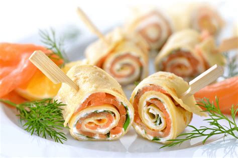 Tortillové rolky s údeným lososom a sviežim šalátom
