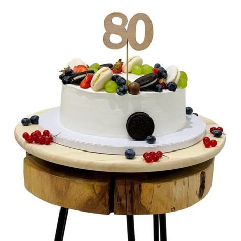 Drevená číslica 80 ako dekorácia na tortu