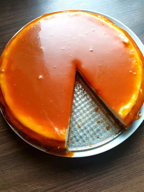Hotový tekvicový cheesecake so slaným karamelom